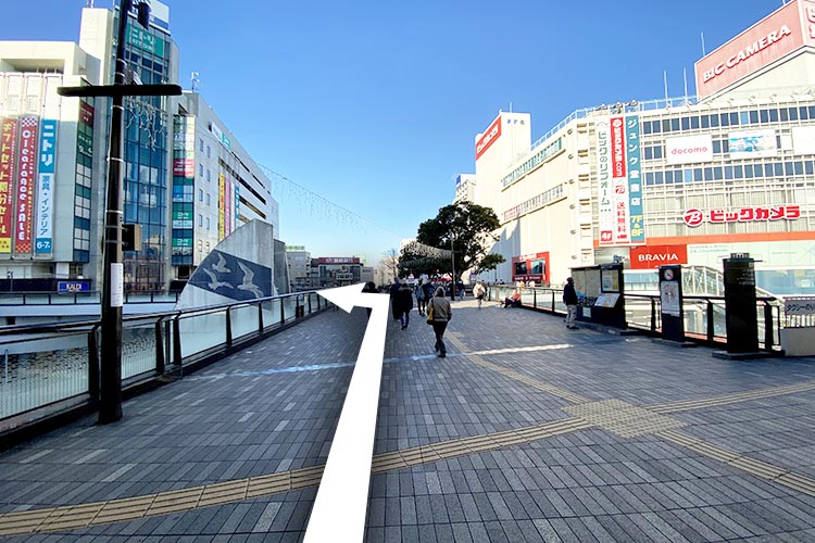 藤沢駅北口を出て陸橋を左に進みます。